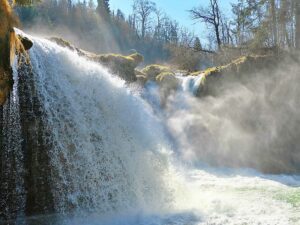 Ein naturbelassener Fluss-Wasserfall